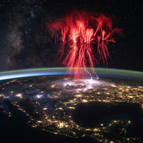 Astronauta da NASA fotografa do espaço uma descarga vermelha em forma de água-viva que ainda desafia a ciência atmosférica