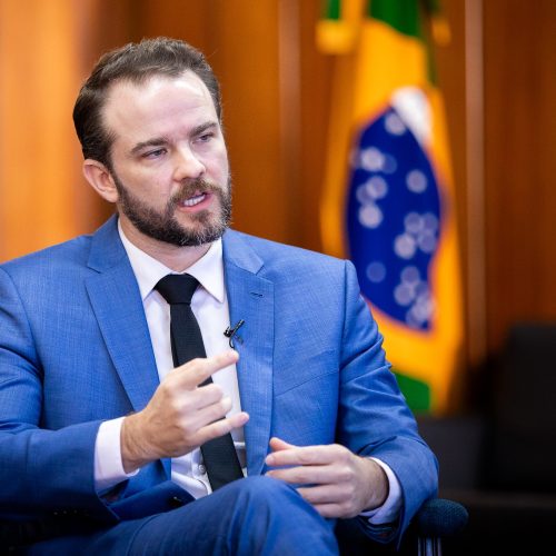 Durigan nega erros do governo e promete ajuste nas contas públicas