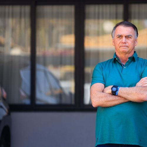 Moraes mantém Bolsonaro em prisão domiciliar e dá 48h para ex-presidente entregar armas