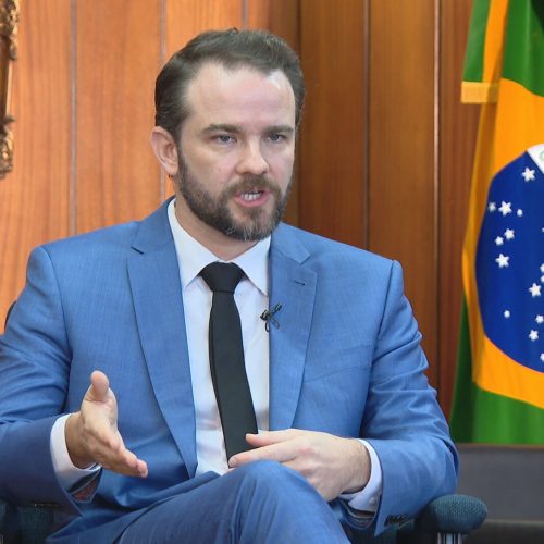 Ministro da Fazenda defende tributar mais os ricos, rever programas sociais e cortar benefícios fiscais nos próximos anos
